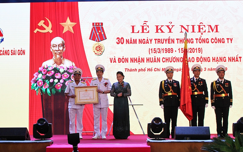 Chủ tịch Quốc Hội Nguyễn Thị Kim Ngân dự Lễ đón nhận Huân chương Lao động hạng Nhất của Tổng Công ty Tân Cảng Sài Gòn.