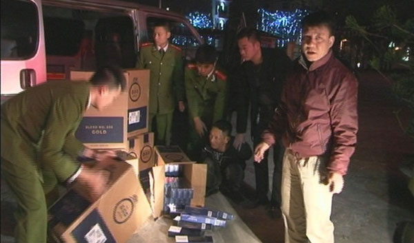 Đối tượng Hiền và tang vật bị lực lượng công an bắt giữ.