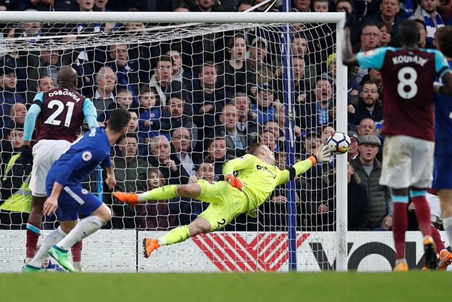 Thủ môn J. Hart (áo vàng chanh) chơi xuất sắc, góp công mang về một điểm cho West Ham.