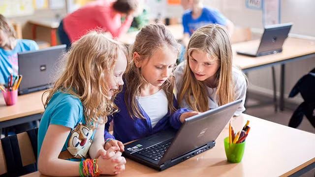 Trẻ em Thụy Điển được đào tạo bài bản về tin học. Ảnh: ICREATIV