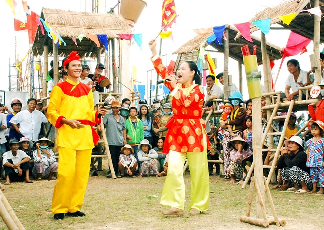 Anh Hiệu, chị Hiệu trong Hội Bài chòi. Ảnh: TRẦN HOA KHÁ