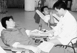 Hiến máu cứu người