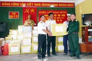 Thượng tướng Bùi Văn Huấn tặng quà
của Bộ Quốc phòng cho cán bộ, chiến sĩ
đảo Song Tử Tây.