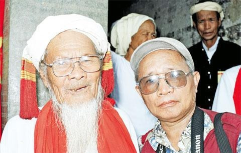 Ông Nguyễn Văn Kự và Cả sư người Chăm tại tháp Pô Klông - Giarai (Ninh Thuận).