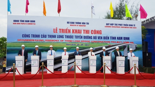 Các đại biểu bấm nút khởi công dự án cầu Thịnh Long.