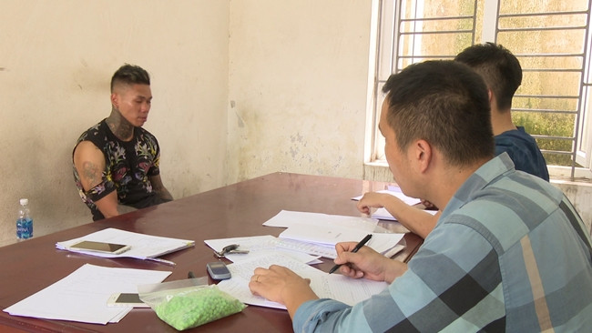  Đối tượng Mạnh cùng tang vật tại cơ quan công an.