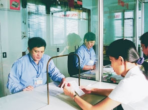 Người dân đến làm thủ tục cấp phép xây dựng tại bộ phận "một cửa" UBND thành phố Thanh Hóa.