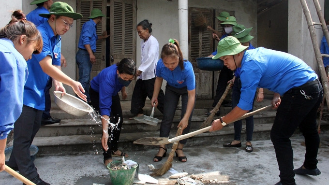 Đoàn viên, thanh niên cơ quan T.Ư Đoàn và Tỉnh đoàn Thái Nguyên dọn dẹp, sửa chữa nhà cho gia đình chính sách huyện Đại Từ (Thái Nguyên).