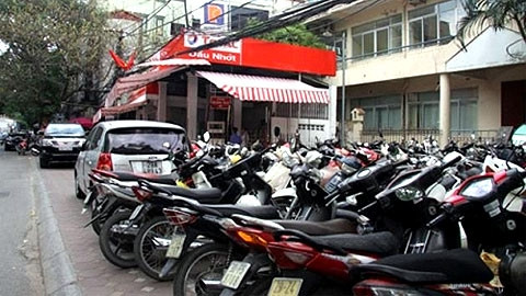 Cây xăng số 4 Nguyễn Ðình Chiểu (Hà Nội) chật hẹp, gần khu dân cư và bãi gửi xe.