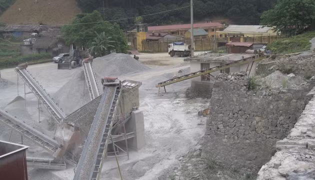 Công trường khai thác mỏ đá Cốc Ngận sát với Trại tạm giam (Công an tỉnh Bắc Cạn).