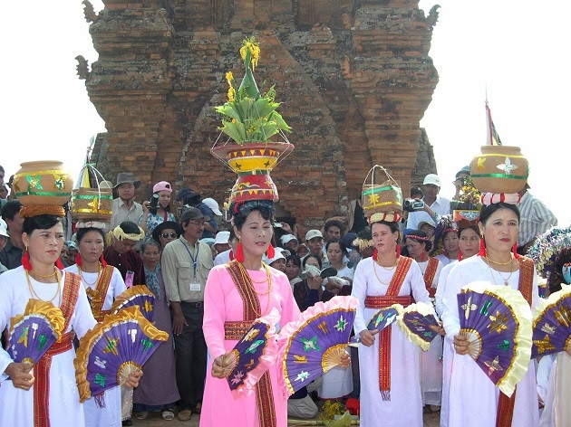 Thiếu nữ Chăm với điệu múa quạt truyền thống hòa cùng tiếng trống Ghi-năng, trống Paranưng và tiếng kèn Saranai mừng lễ hội Ka tê làm ngất ngây hàng triệu du khách khi đến Ninh Thuận.