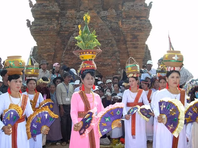 Thiếu nữ Chăm với điệu múa quạt truyền thống hòa cùng tiếng trống Ghi-năng, trống Paranưng và tiếng kèn Saranai mừng lễ hội Ka tê làm ngất ngây hàng triệu du khách khi đến Ninh Thuận.