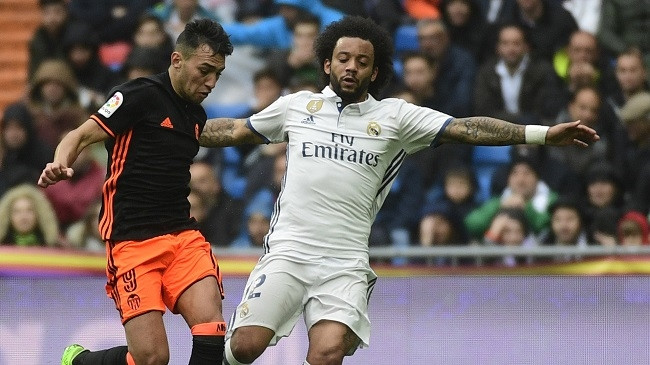 "Người hùng" Marcelo (trắng) giúp mang về ba điểm trọn vẹn cho Real trên sân của Valencia. Ảnh: Getty