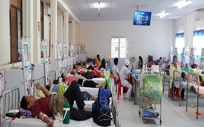 Khoa Lọc máu của BVĐK Cà Mau thường xuyên đông đúc người bệnh.