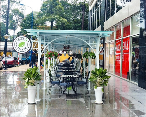 Quán cà-phê lấn chiếm khoảng không gian công cộng của TTTM Hùng Vương.