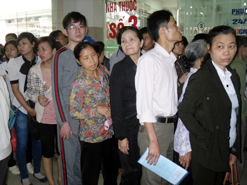 Người dân chen chúc xếp hàng chờ khám bệnh tại Bệnh viện Bạch Mai.