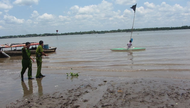 Công an TP Cần Thơ tại hiện trường điều tra vụ đuối nước. 