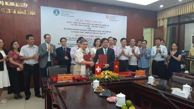 Ký kết thực hiện giai đoạn 3 Dự án "Thông tin viễn thám và bảo hiểm nông nghiệp tại các nền kinh tế đổi mới" ngày 17-7.