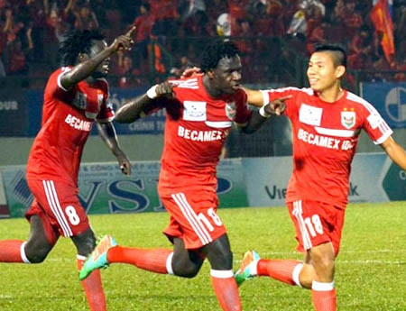 Cầu thủ A-bát (ở giữa) lập cú đúp cho đội Becamex Bình Dương.
