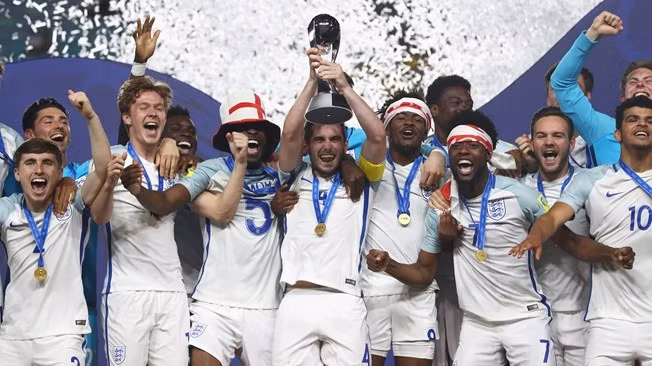 Các cầu thủ đội tuyển Anh ăn mừng chức vô địch U20 thế giới đầu tiên trong lịch sử. (Ảnh: Getty Images)