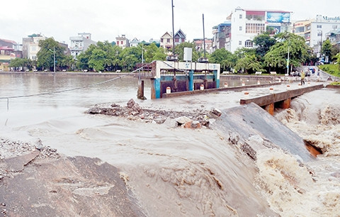  Mưa lớn kéo dài đã gây thiệt hại nặng nề cho tỉnh Quảng Ninh. Ảnh: TH