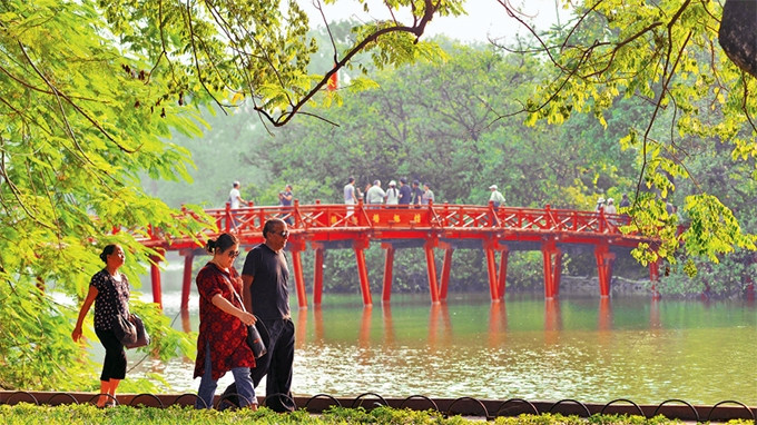 Du khách tản bộ, tham quan hồ Hoàn Kiếm. Ảnh: DUY LINH