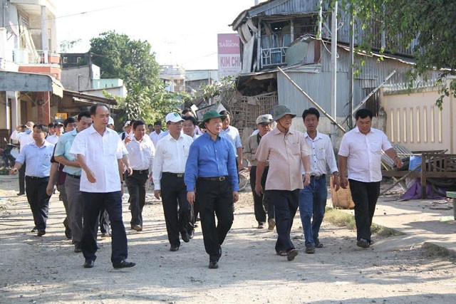 Bộ Trưởng TN-MT Trần Hồng Hà cùng lãnh đạo địa phương khảo sát khu vực sạt lở.