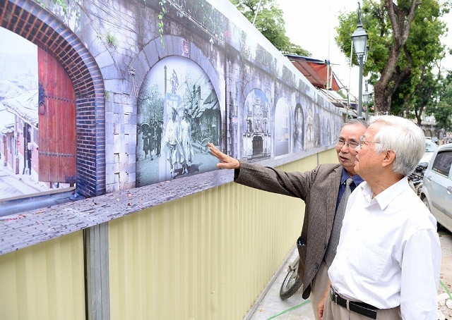 Người dân Hà Nội thích thú xem phối cảnh phố bích họa Phùng Hưng.