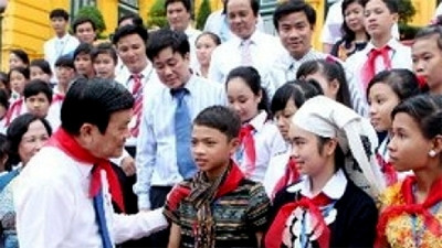 Chủ tịch nước Trương Tấn Sang gặp mặt thân mật các học sinh có hoàn cảnh đặc biệt khó khăn, vươn lên trong học tập. (Ảnh:TTXVN)