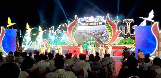 Văn nghệ chào mừng tại Lễ kỷ niệm 20 năm Ngày thành lập TP Cà Mau.