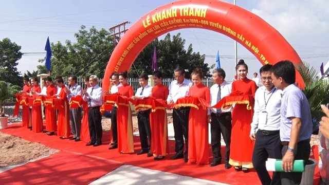 Cắt băng khánh thành cầu Ghềnh.