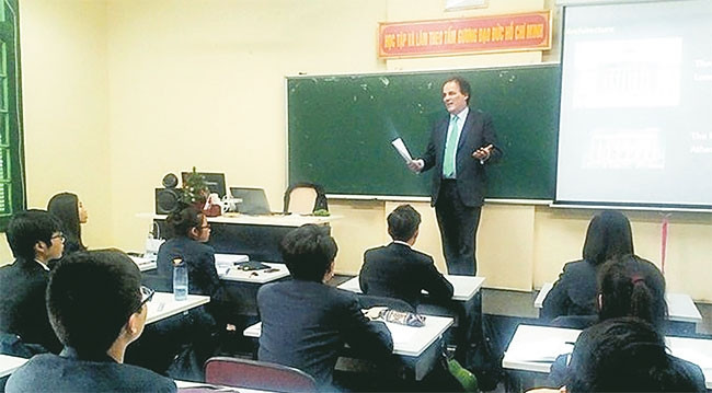 Một lớp học thực hiện chương trình theo Đề án Thí điểm đào tạo chương trình song bằng tú tài trung học phổ thông quốc gia Việt Nam và tú tài Anh quốc - chứng chỉ A-Level tại Trường THPT Chu Văn An. Ản