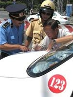 Lập biên bản xe đậu
đỗ sai quy định và đồng
hồ bị rách tem kiểm định,
đứt niêm chì.