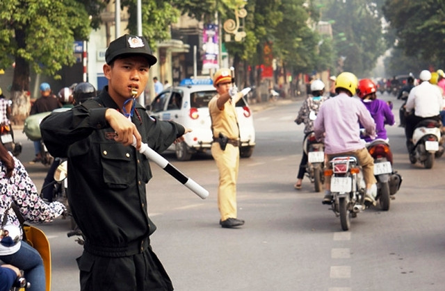 Các lực lượng chức năng điều hành giao thông, chống ùn tắc tại các nút giao thông trong giờ cao điểm. (Ảnh: ĐĂNG ANH)