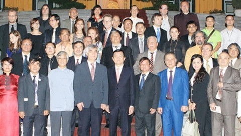 Chủ tịch nước Trương Tấn Sang với các đại biểu. Ảnh: NGUYỄN KHANG (TTXVN)