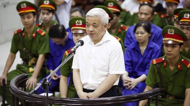 Bị cáo Nguyễn Đức Kiên trước vành móng ngựa. (Ảnh: TTXVN)