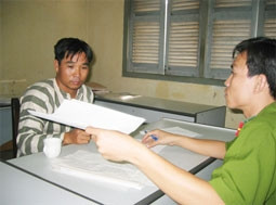 Bình "kiểm" đang khai báo vụ bắt cóc
tống tiền với cơ quan công an.