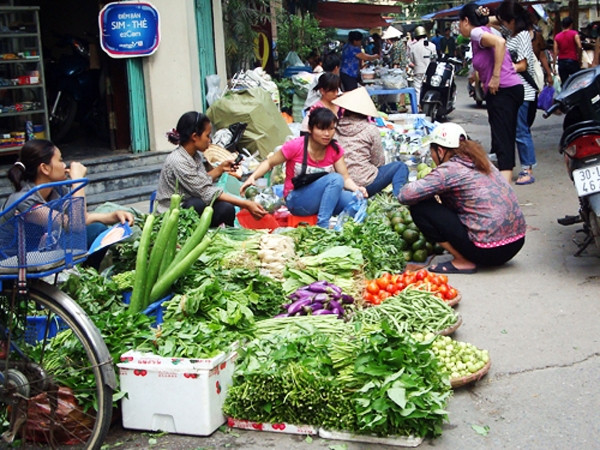 Mua, bán rau tại một chợ "cóc" ở Hà Nội.