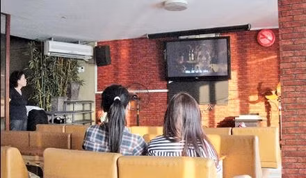 Quán cà-phê phim Lãng Bạc ở  52 phố Yên Phụ, thu hút nhiều bạn trẻ đến xem phim.