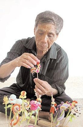 Nghệ nhân nặn tò he Nguyễn Văn Nhượng.