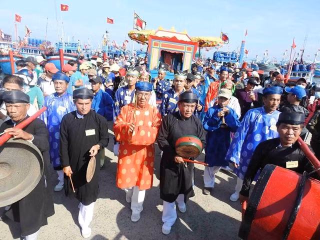 Các Kỳ Lão, Kỳ Hương và đội khiêng kiệu linh hồn Ông Nam Hải từ tàu lớn đưa về Lăng Ông sau khi làm lễ tạ thần ngoài biển.