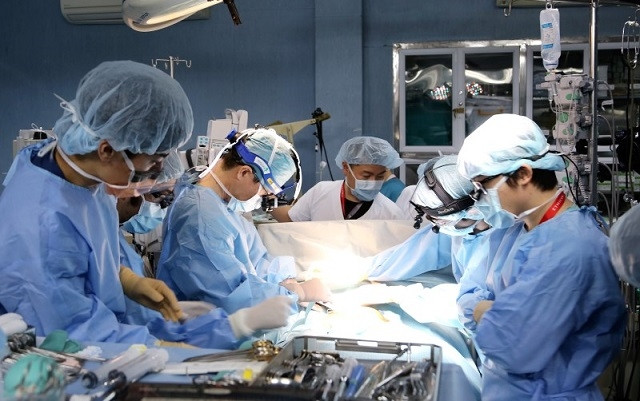 Bệnh viện Quân y 103 (Học viện Quân y) đã phối hợp với các chuyên gia Nhật Bản thực hiện thành công ca ghép phổi đầu tiên trên người tại Việt Nam. 