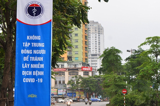 Những tấm pano với chủ đề phòng, chống dịch Covid-19 được treo trên nhiều tuyến phố của Hà Nội.