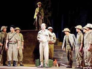 Hình tượng Bác Hồ trong vở đêm trắng
của đoàn chèo tổng cục hậu cần.