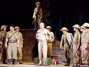 Hình tượng Bác Hồ trong vở đêm trắng
của đoàn chèo tổng cục hậu cần.