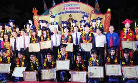 Các học sinh được vinh danh