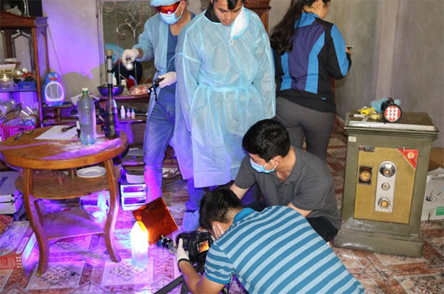 Cơ quan điều tra tiến hành thu thập dấu vết vụ án tại nhà Bùi Văn Công.