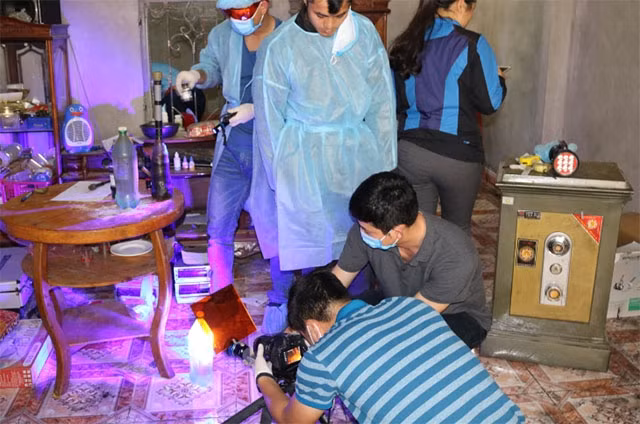 Cơ quan điều tra tiến hành thu thập dấu vết vụ án tại nhà Bùi Văn Công.