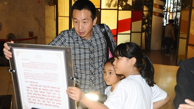 Những tư liệu tại Bảo tàng Hồ Chí Minh luôn được người dân quan tâm.