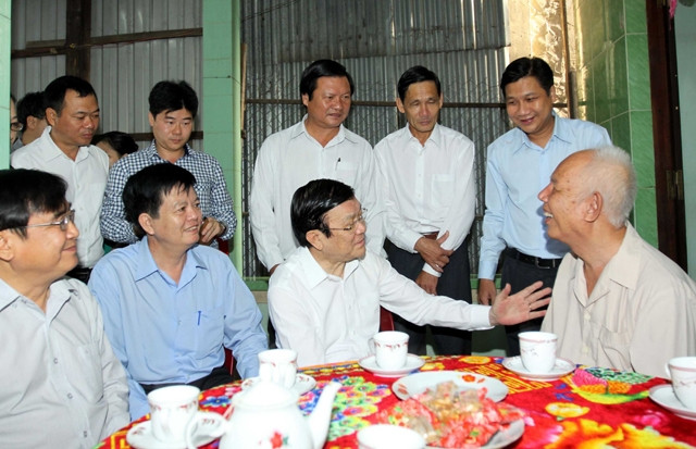 Chủ tịch nước Trương Tấn Sang thăm thương binh Phạm Văn Tờ ở ấp Nhà Thờ, xã Tân Lân, huyện Cần Đước (Long An). 